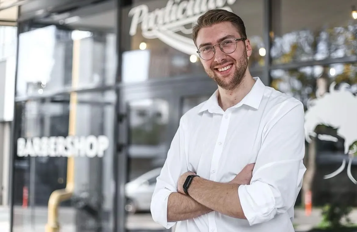 El barbero de Barbería Particular frente a su barbería en Gijón